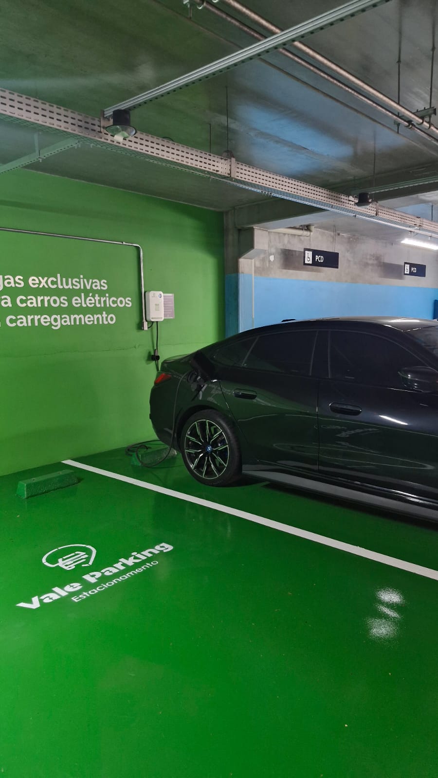 Carro elétrico carregando